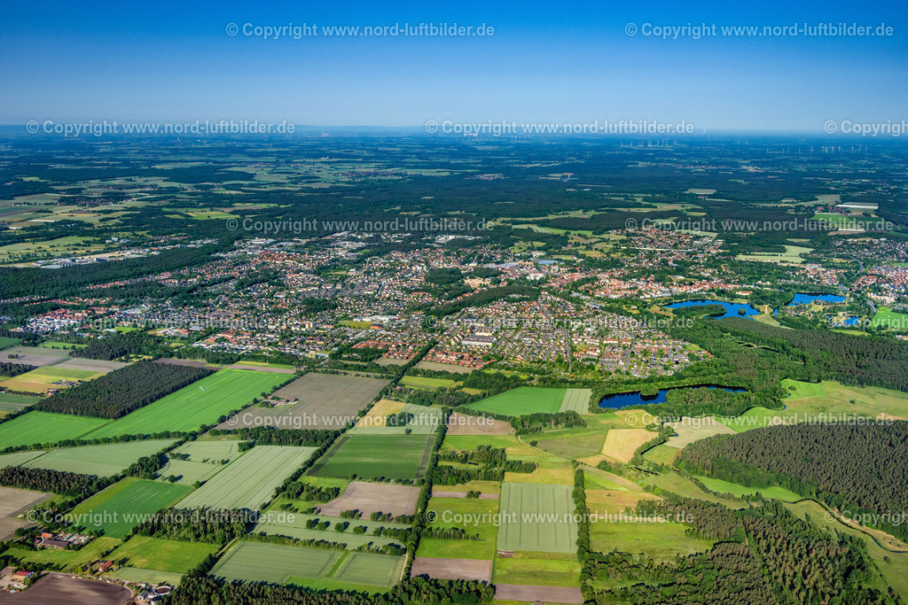 Gifhorn_ELS_3756050623 | GIFHORN 05.06.2023 Stadtgebiet mit Außenbezirken und Innenstadtbereich an der Pyritzer Straße in Gifhorn im Bundesland Niedersachsen, Deutschland. // City area with outside districts and inner city area on street Pyritzer Strasse in Gifhorn in the state Lower Saxony, Germany. Foto: Martin Elsen