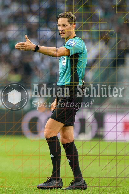 Borussia Mönchengladbach vs SV Werder Bremen - Bundesliga  | Mönchengladbach, Deutschland, 14.09.25:   Schiedsrichter Dr. Matthias Jöllenbeck gestikuliert, Gestik waehrend des Spiels der Bundesliga zwischen Borussia Mönchengladbach vs SV Werder Bremen im Stadion im Borussia Park(Foto von Brauer-Fotoagentur / Adrian Schlueter)