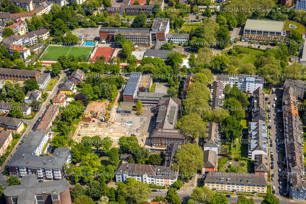 Essen230511894 | Luftbild, Helmholtz-Gymnasium mit Sportplatz, Maria-Wächtler-Gymnasium mit Baustelle, St. Andreas Quartier Seniorenheim, Rüttenscheid, Essen, Ruhrgebiet, Nordrhein-Westfalen, Deutschland