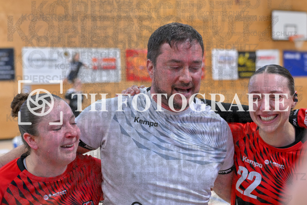 GER, SG Maulburg/Steinen - HB Kinzigtal, Frauen-Handball, Oberliga Suedbaden, 21. Spieltag, Saison 2024/2025, 06.04.2025 | Laura Traeber (SG Maulburg/Steinen, #11), Karsten Haas (SG Maulburg Steinen, Trainer), Maike Hartmann (SG Maulburg/Steinen, #22)GER, SG Maulburg/Steinen - HB Kinzigtal, Frauen-Handball, Oberliga Suedbaden, 21. Spieltag, Saison 2024/2025, 06.04.2025Foto: TH Fotografie/Thomas Hess