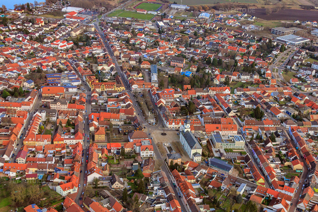 Luftbild: St. Maria und Marktplatz in Philippsburg im Bundesland Baden-Württemberg in Deutschland. Foto: IMG_48587.jpg vom 14.01.2012 durch Werner Riehm/FLY-FOTO.deSeelsorgeeinheit Oberhausen-Philippsburg - Ebene 1