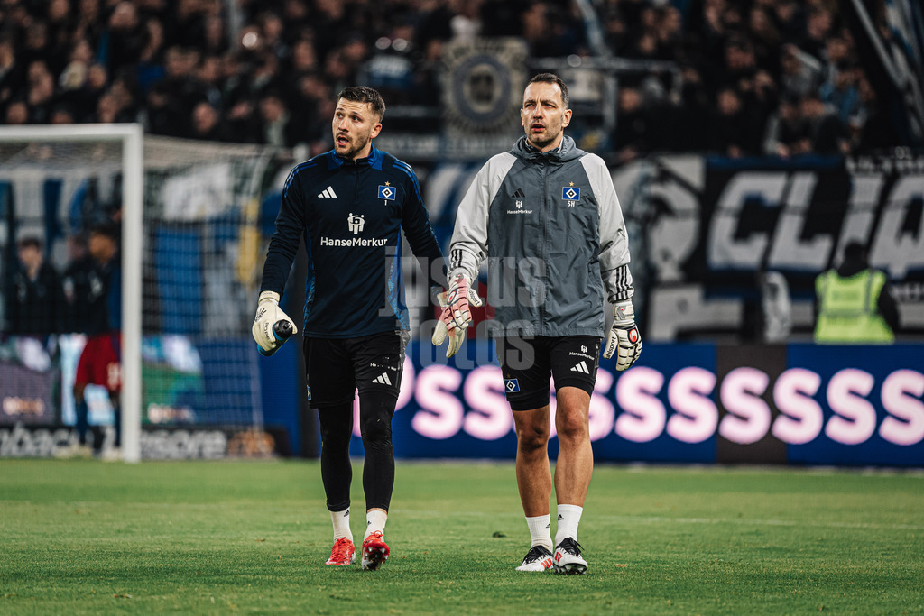 Fußball | Männer | Saison 2024/2025 | 2. Fußball-Bundesliga | 25. Spieltag | Hamburger SV vs. Fortuna Düsseldorf | 08.03.2025 | v.l. Daniel Heuer Fernandes (#1, HSV) und Torwarttrainer Sven Höh (HSV)