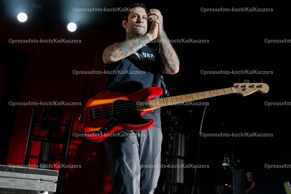xKKU1402250101007 | 14.02.2025, xkkux, Düsseldorf, Die Band Rise Against performt bei ihrem Konzert in der Mitsubishi Electric HALLE. Im Bild Joe Principe