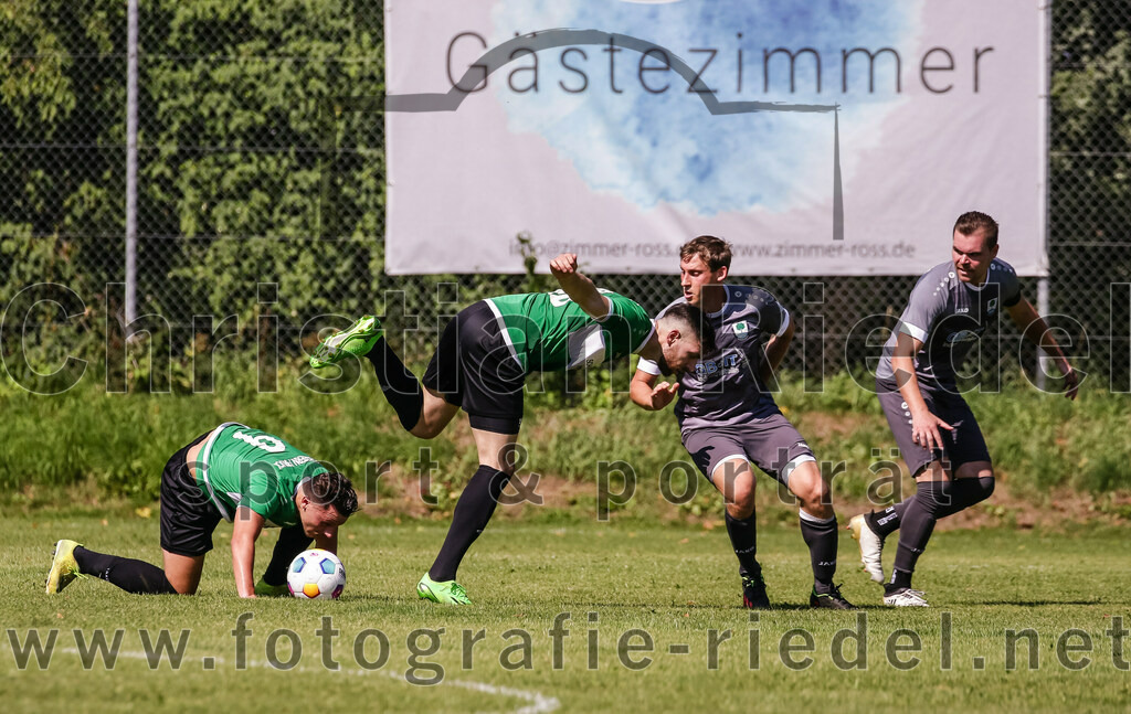 2023-08-20_083_SV_Hohenlinden_gegen_SV_Buch | Hohenlinden, Deutschland, 20.08.2023:
Fußball, A-Klasse 2023 / 2024, 1. Spieltag, SV Hohenlinden gegen SV Bruck, Endergebnis: 5:1

Maximilian Beck (SV Bruck, #9), Antonios Bellos (SV Bruck, #10), Matthias Frick (SV Hohenlinden, #4), Maximilian Baum (SV Hohenlinden, #16)

Foto: Christian Riedel / fotografie-riedel.net