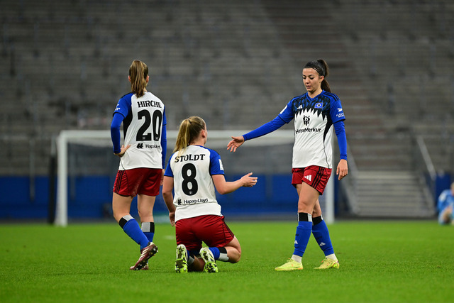 Fußball I Frauen I Saison 2025-2026 I Bundesliga I 10. Spieltag I Hamburger SV - 1. FC Nürnberg I 48956 | Schaut enttäuscht, betrübt, deprimiert, frustriert, geknickt, gekränkt, niedergeschlagen, unzufrieden, ernüchtert, schlecht gelaunt: Hamburger SV Frauen, hier: Svea Stoldt (8, Hamburger SV) Vildan Kardesler (7, Hamburger SV) - Realisiert mit Pictrs.com
