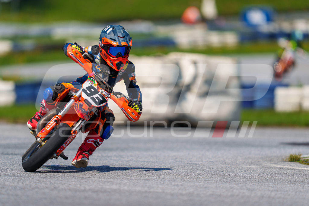 G-Cup + Supermoto Staatsmeisterschaft + Hungarian Supermoto Championship | GRIPcapture steht für authentische Sportfotografie in Österreich – für Momente, die mehr sind als Geschwindigkeit oder Ergebnis. Es geht um Emotion, Spannung, Fokus und den Augenblick, der oft nur einen Wimpernschlag dauert.Ob Motorsport, Teamsport oder 