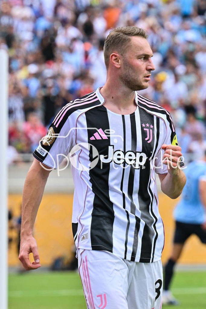 Juventus Turin - Manchester City | Jubel der Italiener nach dem Treffer zum 1-1 Ausgleich durch Teun KOOPMEINERS (Juventus Turin 8) / Tor / Torschuetze / Freude / Happy / FIFA Club World Cup: Juventus Turin - Manchester City, Camping World Stadium am 26.06.2025 / NOT FOR SALE IN USA