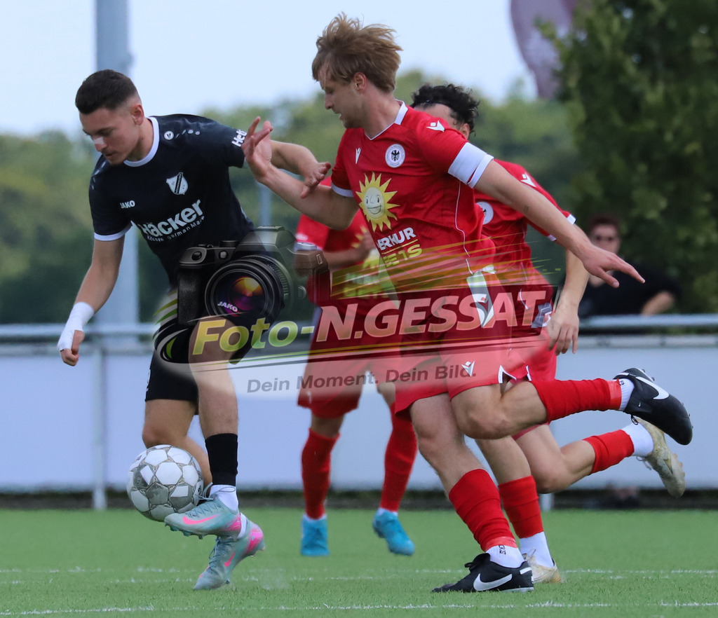 SV Rödinghausen II - FC Preußen Espelkamp | Auf dem Bild zu sehen: schwarz SV Rödinghausen II: Arvin Moulai ; rot FC Preußen Espelkamp: Dennis SchmidtSV Rödinghausen II, FC Preußen Espelkamp, Saison 25/26, Westfalenliga, Rödinghausen, Deutschland - Realisiert mit Pictrs.com