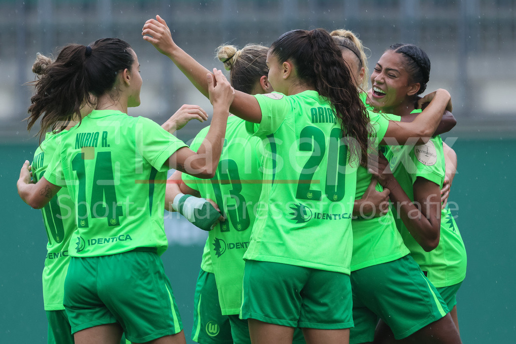 Fussball, Testspiel Frauen, VfL Wolfsburg - PSV Eindhoven | v.li.: Spielerinnen vom VfL Wolfsburg mit Torjubel, Jubel, jubeln, jubelt, optimistisch, Spielszene, Highlight, Freude über das Tor zum 1:0