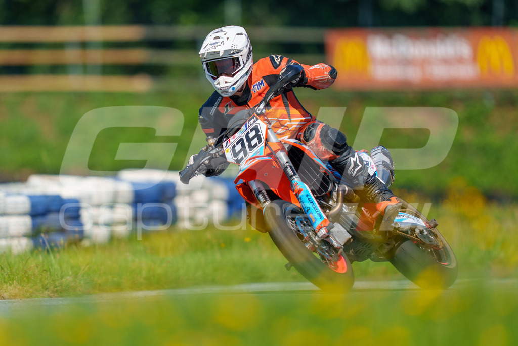 SuperMoto_Staatsmeisterschaft_Greinbach_333 | GRIPcapture steht für authentische Sportfotografie in Österreich – für Momente, die mehr sind als Geschwindigkeit oder Ergebnis. Es geht um Emotion, Spannung, Fokus und den Augenblick, der oft nur einen Wimpernschlag dauert.Ob Motorsport, Teamsport oder 