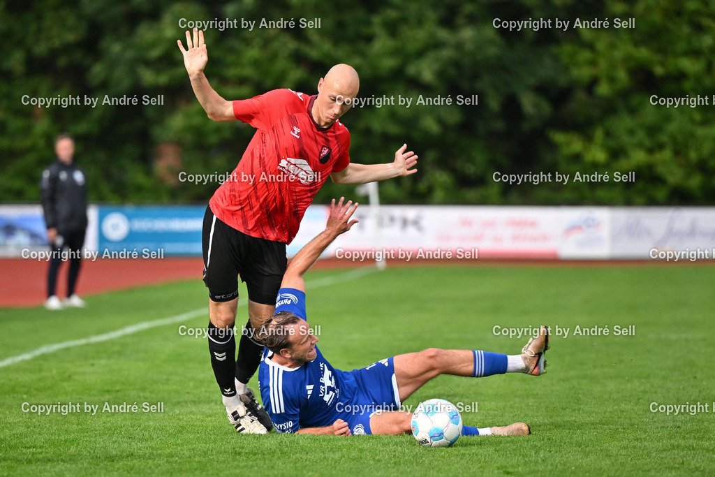 TuS Nortorf vs TSV Kropp | Mika Jöhnk (Nortorf #13) vs Lars Brand (Kropp #5) / Fußball-Landesliga Schleswig Männer 2026/2027 / TuS Nortorf vs TSV Kropp / TuS Arena / Nortorf / 29.08.26 - Realisiert mit Pictrs.com
