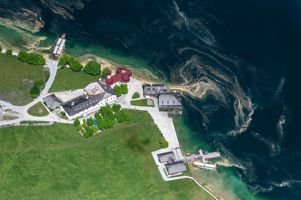 dr__0097425_koenigsee_stbartolomae.jpg | SCHöNAU AM KöNIGSSEE 19.05.2022 Kirchengebäude der Kapelle Wallfahrtskirche St.Bartholomä am Königsee an der Straße Kessel-St Bartholomä in Schönau am Königssee im Bundesland Bayern, Deutschland. // Churches building the chapel Wallfahrtskirche St.Bartholomae on Koenigsee on street Kessel-St Bartholomae in Schoenau am Koenigssee in the state Bavaria, Germany. Foto: Daniel Reiter