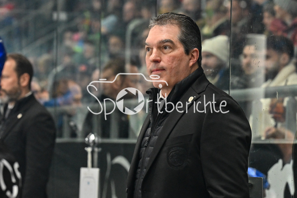Augsburger Panther - ERC Ingolstadt | Im Bild Larry MITCHELL Headcoach Augsburger Panther / Freisteller / Einzelfoto / DEL: Augsburger Panther - ERC Ingolstadt, Curt Frenzel Stadion am 26.01.2025