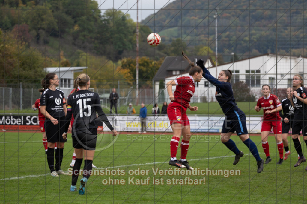 20251012_145421_1454 | #,1.FC Donzdorf (schwarz) vs. VfB Stuttgart II (rot), Fussball, Frauen-Verbandsliga Württemberg, 05. Spieltag, Saison 2025/2026, Rasenplatz Lautertal Stadion, Süßener Straße 16, 73072 Donzdorf, 12.10.2025 - 13:00 Uhr,Foto: PhotoPeet-Sportfotografie/Peter Harich
