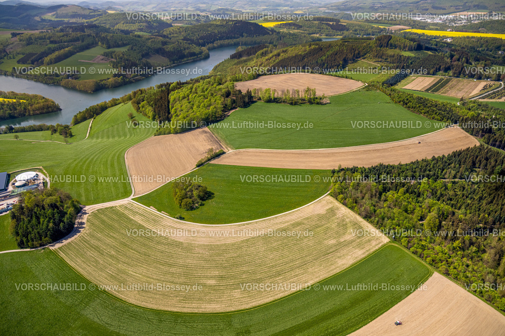 Meschede240505801 | Luftbild, Hennesee, Wiesen und Felder und waldreiche Naturlandschaft, Berghausen, Meschede, Sauerland, Nordrhein-Westfalen, Deutschland
