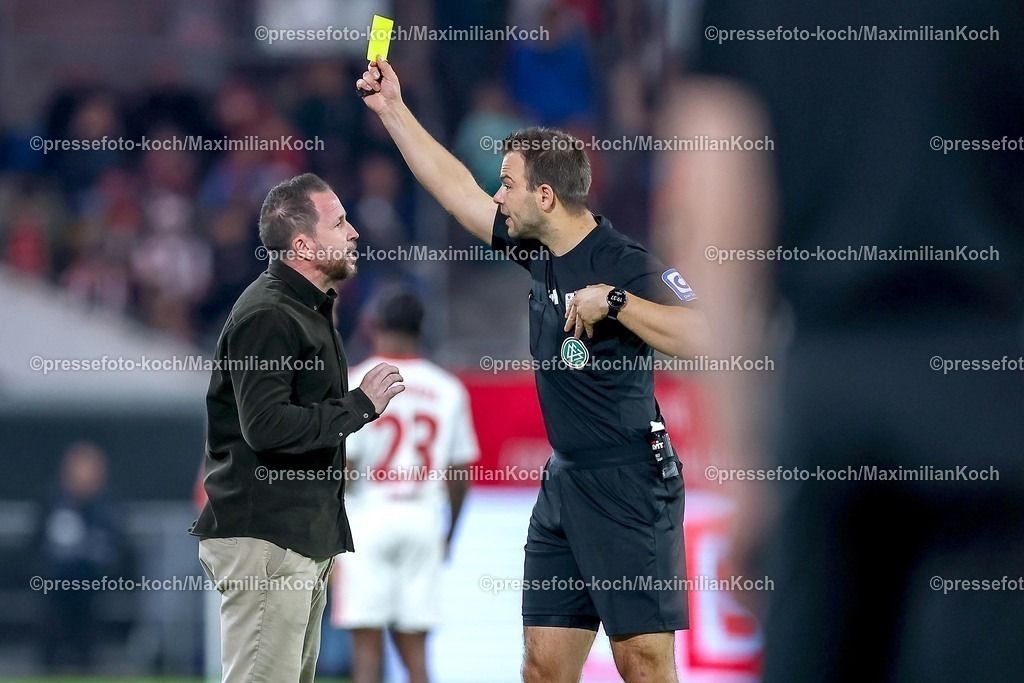 F9503102501137 | 03.10.2025, Fußball, Fortuna Düsseldorf - 1.FC Nürnberg, 2. Fußball Bundesliga, Merkur Spiel-Arena, Saison 2025 2026: Schiedsrichter Wolfgang Haslberger zeigt Sportdirektor Christian Weber (Fortuna Düsseldorf #cw) die Gelbe Karte  DFB regulations prohibit any use of photographs as image sequences and or quasi-video.