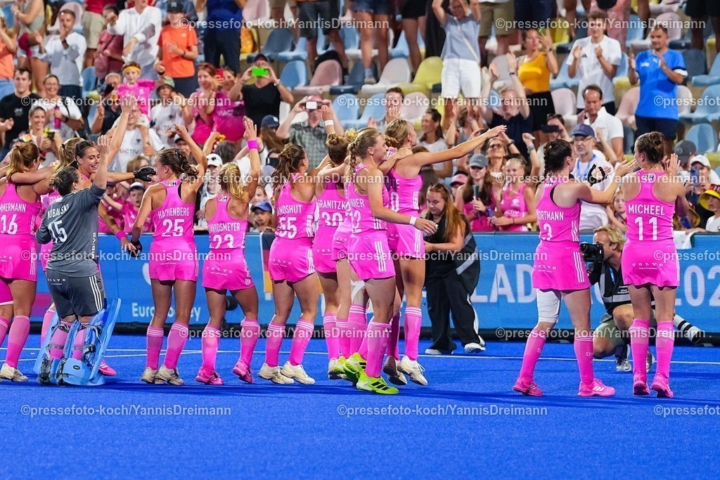 xydrx15082504087 | 15.08.2025, xydrx, Frauen EuroHockey Championship 2025, Halbfinale, Belgien - Deutschland, Sparkassenpark Mönchengladbach: Deutsche Spieler feiern den Einzug ins Finale mit den Fans