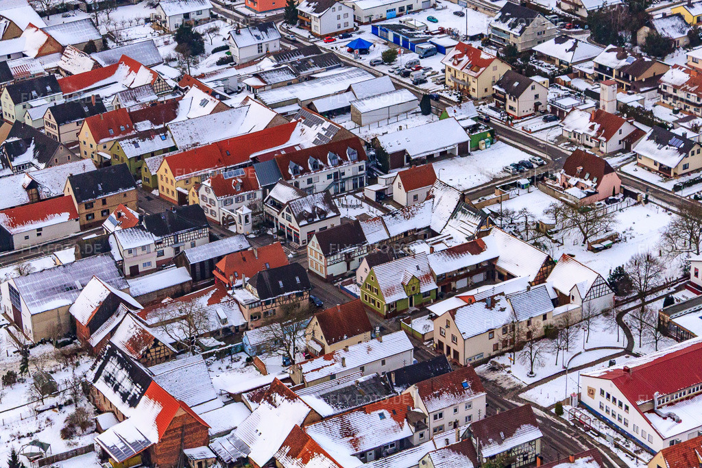 Luftbild: Hauptstraße bei Schnee in Freckenfeld im Bundesland Rheinland-Pfalz in Deutschland. Foto: IMG_23596.jpg vom 16.01.2010 durch Werner Riehm/FLY-FOTO.de