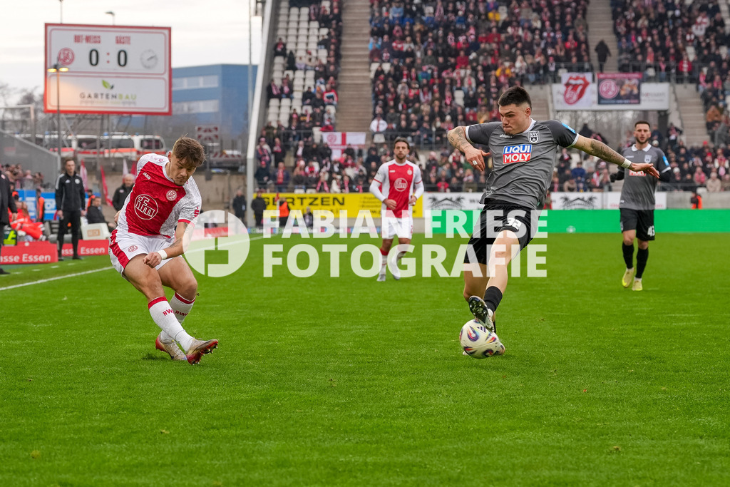 GER Rot-Weiss Essen vs. SSV Ulm, Fussball, 3. Liga, Spieltag 19, Saison 2025/2026, 20.12.2025 | GER Rot-Weiss Essen vs. SSV Ulm, Fussball, 3. Liga, Spieltag 19, Saison 2025/2026, 20.12.2025Foto: Fabian Friese - Realisiert mit Pictrs.com