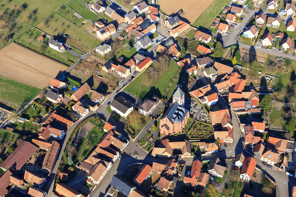 Vue aérienne: Église protestante luthérienne de Schwindratzheim à Schwindratzheim dans le département Bas Rhin, France – .Photo: IMG_097598.jpg prise le 16/03/2017 par Werner Riehm/FLY-FOTO.eu – Résolution de l'original: 5472 x 3648 px – Consistoire de Schwindratzheim