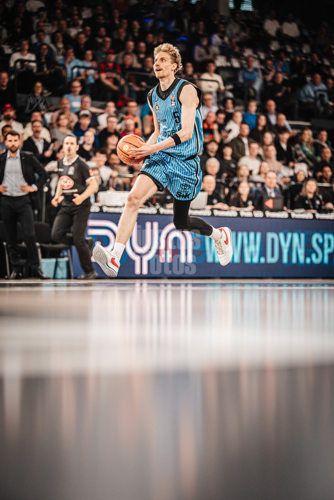 Basketball | Männer | Saison 2025/2026 | easyCredit Basketball Bundesliga | 13. Spieltag | Veolia Towers Hamburg vs. Rostock Seawolves | 22.04.2026 | Zsombor Maronka (#5, Veolia Towers Hamburg) mit dem Ball auf dem Weg zum Korb