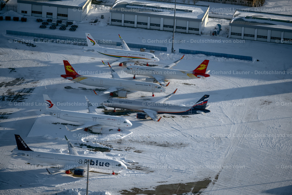 4045109 | abgestellte Flugzeuge des Typs Airbus auf dem verschneitem Flughafen Erfurt Weimar im Abendlicht