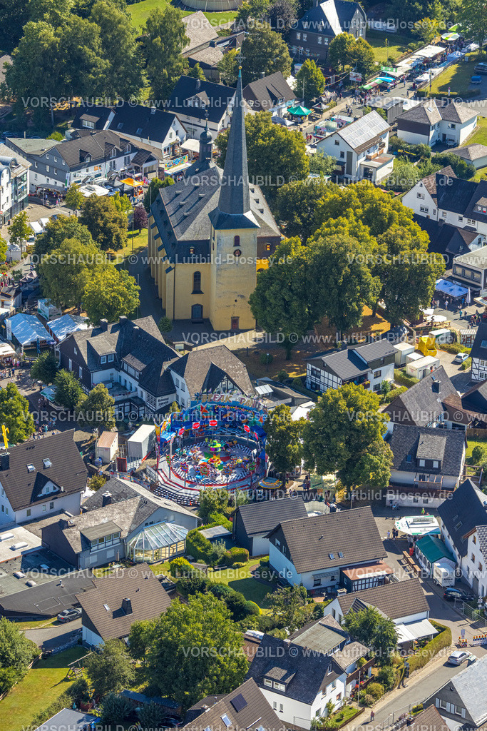 Wenden250811969 | Luftbild, Wendener Kirmes (Wendsche Kärmetze) in der City Innenstadt an der kath. St. Severinus Kirche, Wenden, Sauerland, Nordrhein-Westfalen, Deutschland