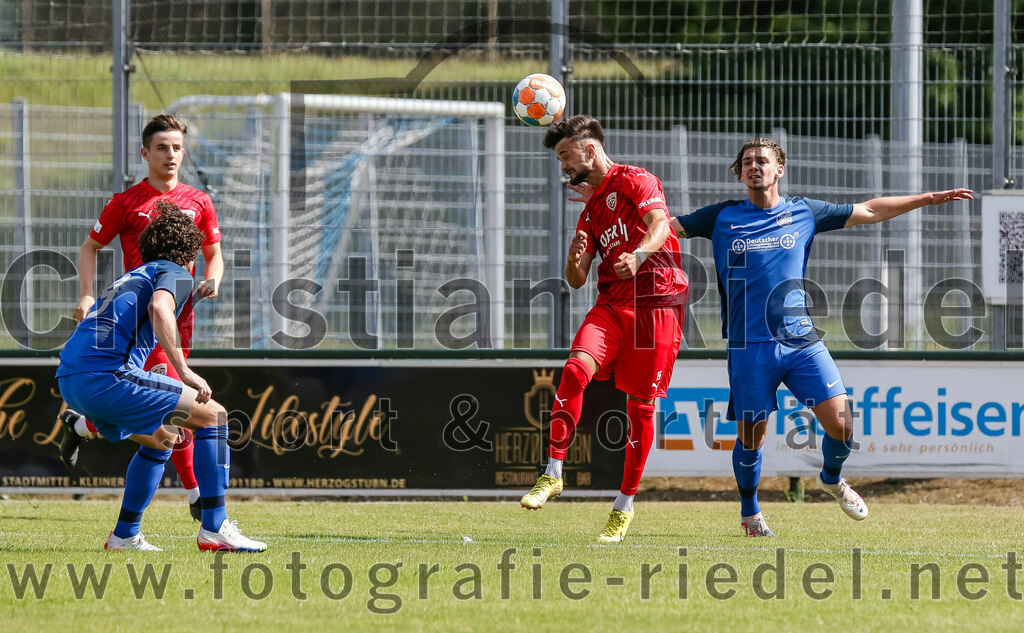 2023-07-08_053_FC_Langengeisling_gegen_TSV_Buchbach | Erding, Deutschland, 08.07.2023:
Fußball, Bezirksliga Oberbayern Ost 2023 / 2024, Testspiel, FC Langengeisling gegen TSV Buchbach, Endergebnis: 0:6

Fabian Aigner (FC Langengeisling, #19), +b15+, Maximilian Birnbeck (FC Langengeisling, #27)

Foto: Christian Riedel / fotografie-riedel.net