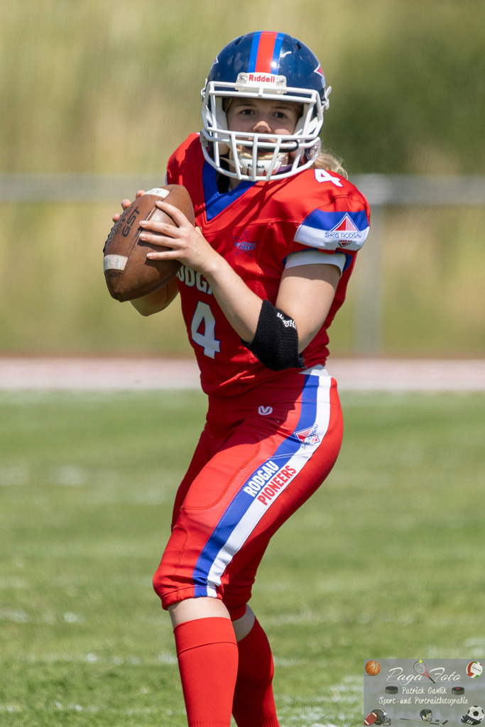 GFLW 1: German Football League Women 1: Rodgau Pioneers Ladies - Stuttgart Scorpions Sisters, 07.06.2026 | Lilly Veith (Rodgau Pioneers Ladies #4) mit dem Ball in der Hand auf der Suche nach einer Anspielstation, Rodgau Pioneers Ladies - Stuttgart Scorpions Sisters, Rodgau, Maingau-Energie-Stadion "Am Weichsee", 7.6.2026 - Realisiert mit Pictrs.com
