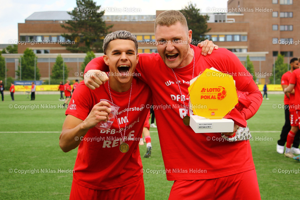 NH_FCEintrachtNorderstedt_USCPaloma_LottoPokal_24052025 | #23 Nick Selutin und #8 Dane Kummerfeld (beide FC Eintracht Norderstedt) bejubeln den Lotto-Pokal-Sieg.Fußball I Herren I Lotto Pokal I Saison 2024-2025 I Finale I FC Eintracht Norderstedt - USC Paloma I 24.05.2025 I Stadion Hoheluft