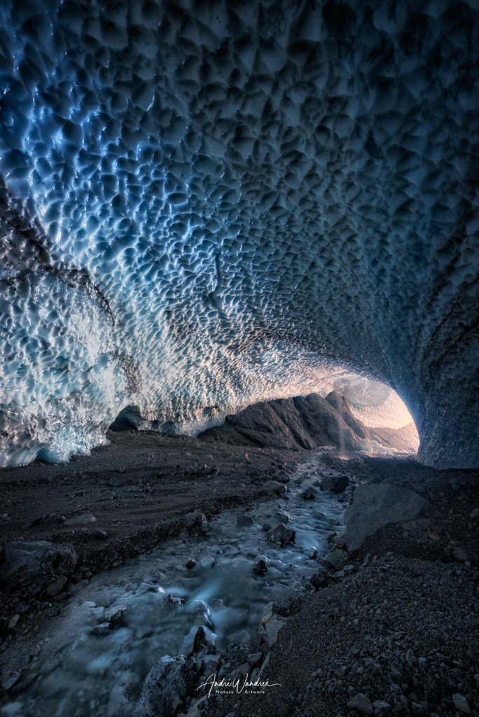 Gletscherfluss unter dem Eis (Hochformat) | Andre Wandrei - Nature Artworx - Realisiert mit Pictrs.com