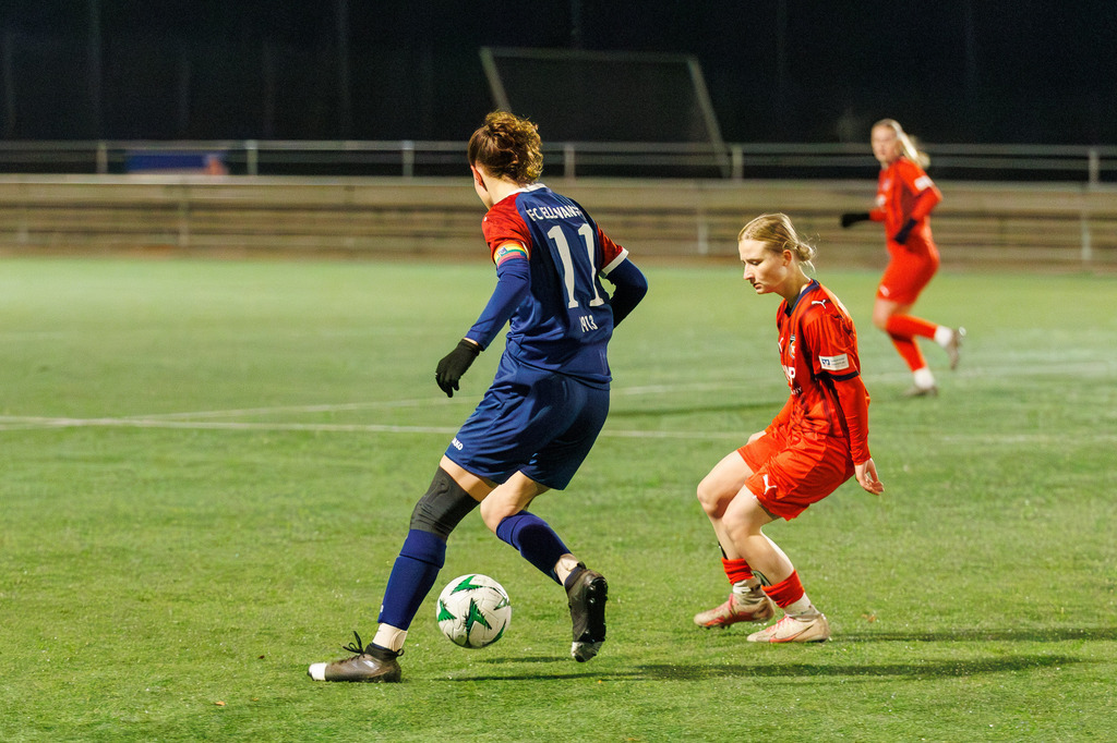 FCHFCE_251121_3655 | 1.FC Heidenheim 1846 II vs. FC Ellwangen II, Fußball, Frauen, Bezirksliga, 2025/2026, 10. Spieltag, 22.11.2025 in Heidenheim, Kunstrasen b. Voith-Arena West, Flutlichtspiel(Foto: Michael Bulling) - Realisiert mit Pictrs.com
