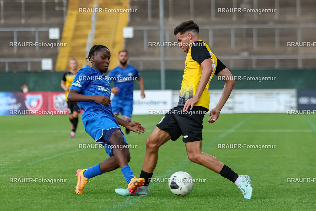 SB_KFCBAU_20250815_4151.JPG -  - KFC Uerdingen - SF Baumberg - Oberliga Niederrhein | Krefeld, Deutschland, 15.08.25: Al-Hassan Turay (SF Baumberg) und Mohammed Yasin Benslaiman Benktib (KFC Uerdingen) im Kampf um den Ball während des Oberliga Niederrhein Spiels zwischen KFC Uerdingen - SF Baumberg in der Grotenburg Stadion am 15. August 2025 in Krefeld, Deutschland. (Foto von Stefan Brauer/Brauer-Fotoagentur)