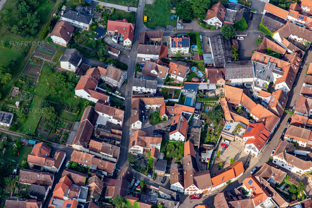 Luftbild: Herrenberger Straße von Osten in Birkweiler im Bundesland Rheinland-Pfalz in Deutschland. Foto: IMG_142967.jpg vom 03.08.2024 durch Werner Riehm/FLY-FOTO.de
