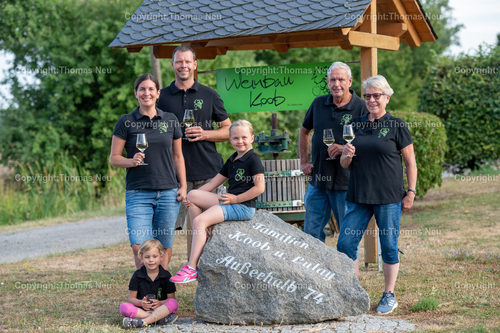 DSC_0388 | Winzerfestbeilage, Weingut Koob, von links: Christina und Tobias Lulay mit den Kindern Marie (vorne) und Hannah (auf dem Stein) und Franz und Maria Koob, ,, Bild: Thomas Neu