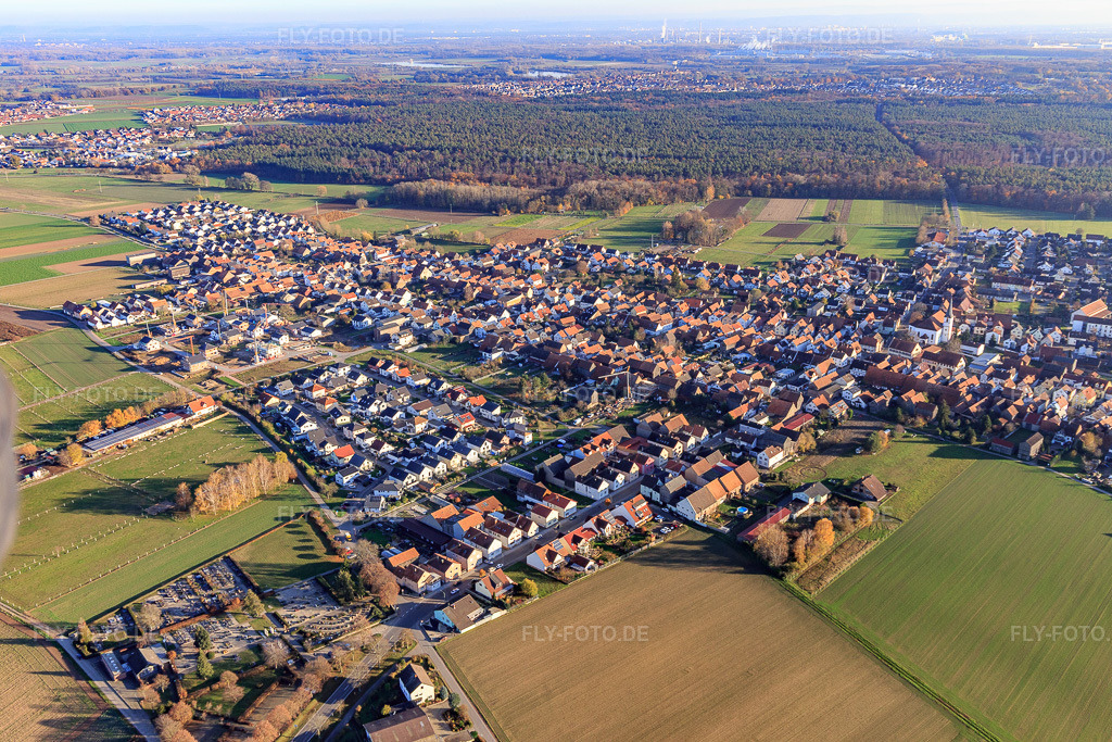 Luftbild: Ortsansicht aus Nordwesten in Hatzenbühl im Bundesland Rheinland-Pfalz in Deutschland. Foto: IMG_123960.jpg vom 21.11.2020 durch Werner Riehm/FLY-FOTO.de