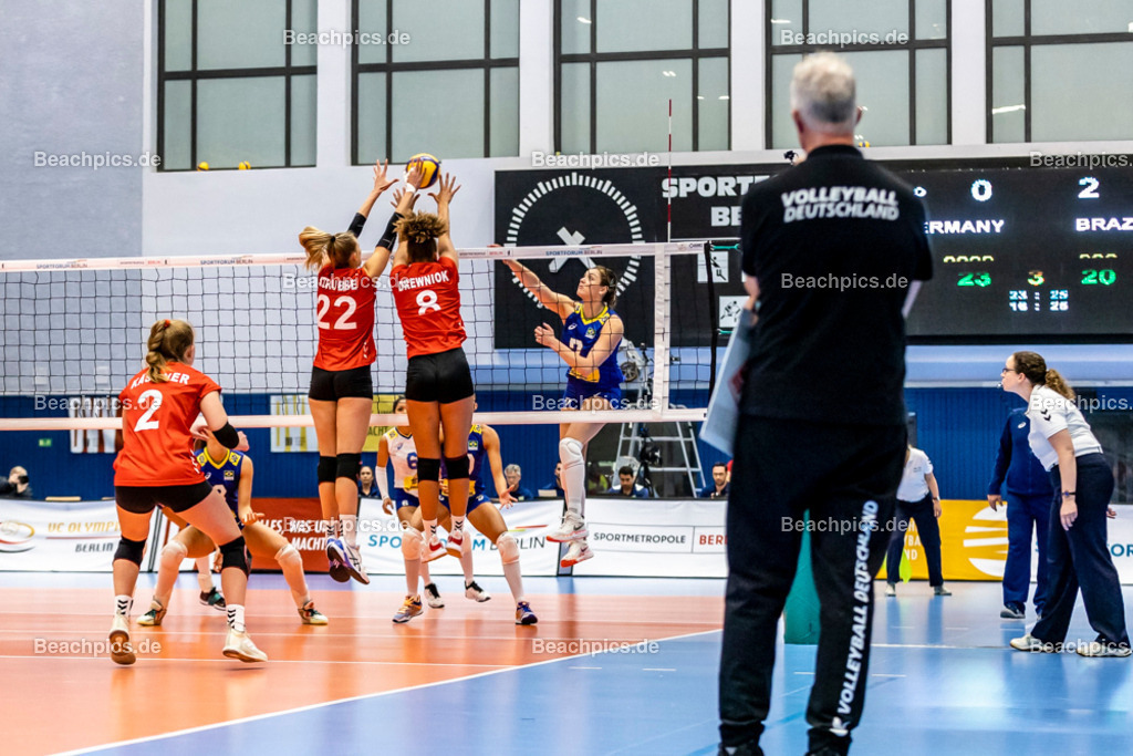 2022-00063376-Testspiel-Deutschland-Brasilien | Angriff Rosamaria MONTIBELLER #7 BRA gegen Block Kimberly DREWNIOK #8 (Diagonal) GER, Monique STRUBBE #22 (Mittelblock) GER, 17.09.2022; Berlin Foto: Gerold Rebsch - www.beachpics.de
