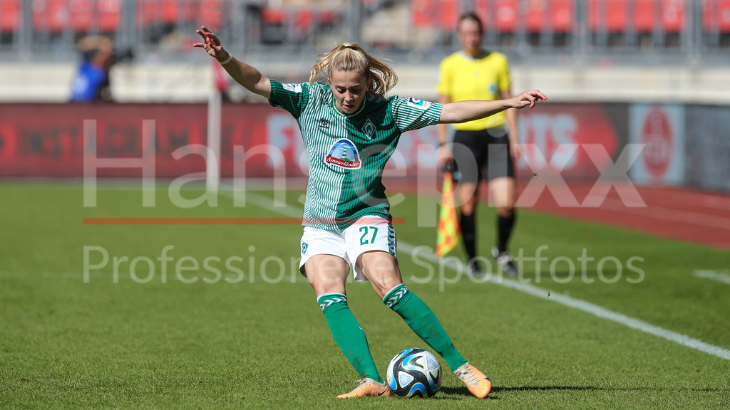 Fussball, Google Pixel Frauen-Bundesliga, 1. FC Nürnberg - SV Werder Bremen | v.li.: Nina Lührßen (SV Werder Bremen, 27) am Ball, Einzelbild, Ganzkörper, Aktion, Action, Spielszene, DIE DFB-RICHTLINIEN UNTERSAGEN JEGLICHE NUTZUNG VON FOTOS ALS SEQUENZBILDER UND/ODER VIDEOÄHNLICHE FOTOSTRECKEN. DFB REGULATIONS PROHIBIT ANY USE OF PHOTOGRAPHS AS IMAGE SEQUENCES AND/OR QUASI-VIDEO.