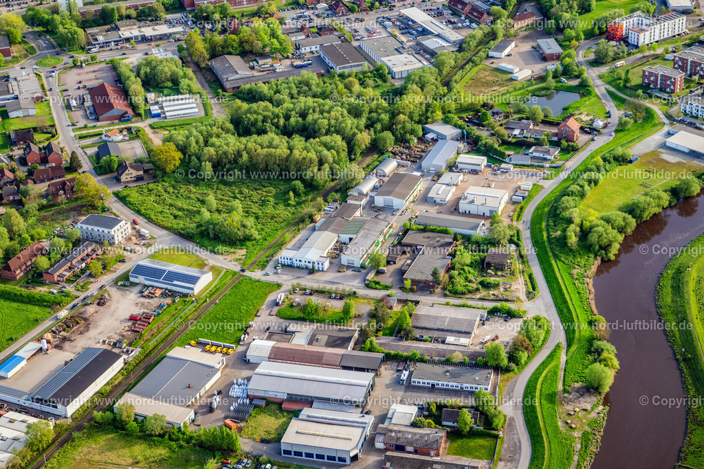 Stade_Gewerbegebiet_Bullenhof_An_der_Schwinge_ELS_4284290424 | STADE 29.04.2024 Gewerbegebiet und Firmenansiedlung " Am Schwingedeich " in Stade im Bundesland Niedersachsen, Deutschland. // Industrial estate and company settlement " Am Schwingedeich " in Stade in the state Lower Saxony, Germany. Foto: Martin Elsen