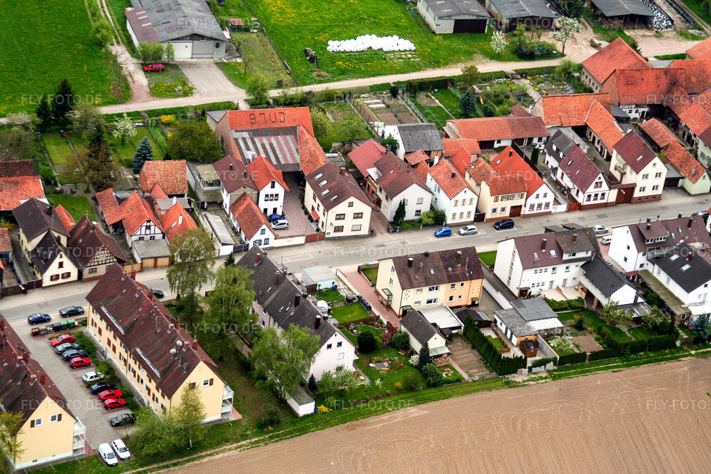 Luftbild: Saarstraße Weingut Jung in Kandel im Bundesland Rheinland-Pfalz in Deutschland. Foto: IMG_1822.jpg vom 01.05.2006 durch Werner Riehm/FLY-FOTO.de