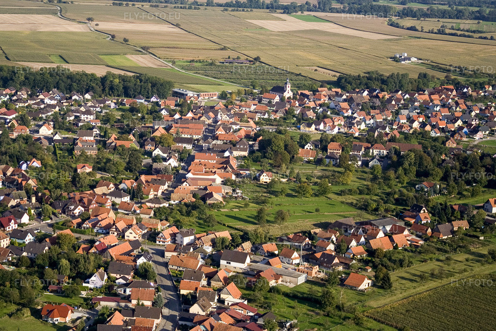 Vue aérienne: Vue de la ville depuis l'ouest à Rœschwoog dans le département Bas Rhin, France – .Photo: IMG_8110.jpg prise le 15/09/2007 par Werner Riehm/FLY-FOTO.eu – Résolution de l'original: 3456 x 2304 px