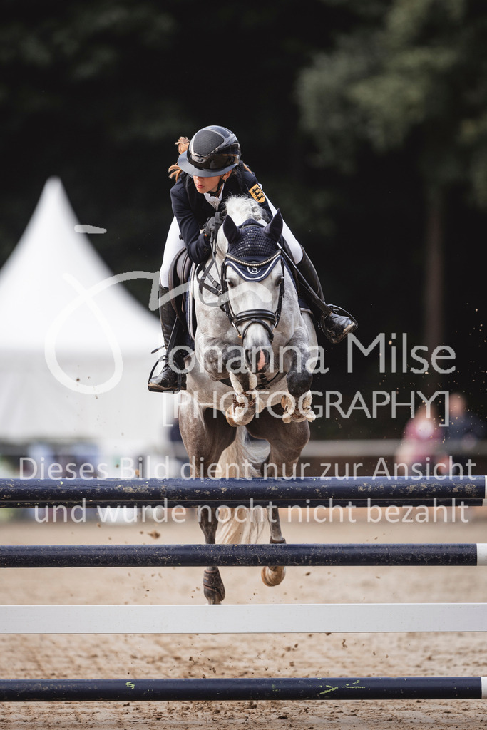 240906_BuCha_PonyA-5j-121 | Deine schönsten Turniermomente als professionelle Fotos! Entdecke hochwertige Pferdesport-Fotografie im Online-Shop. Jetzt Fotos finden & bestellen!