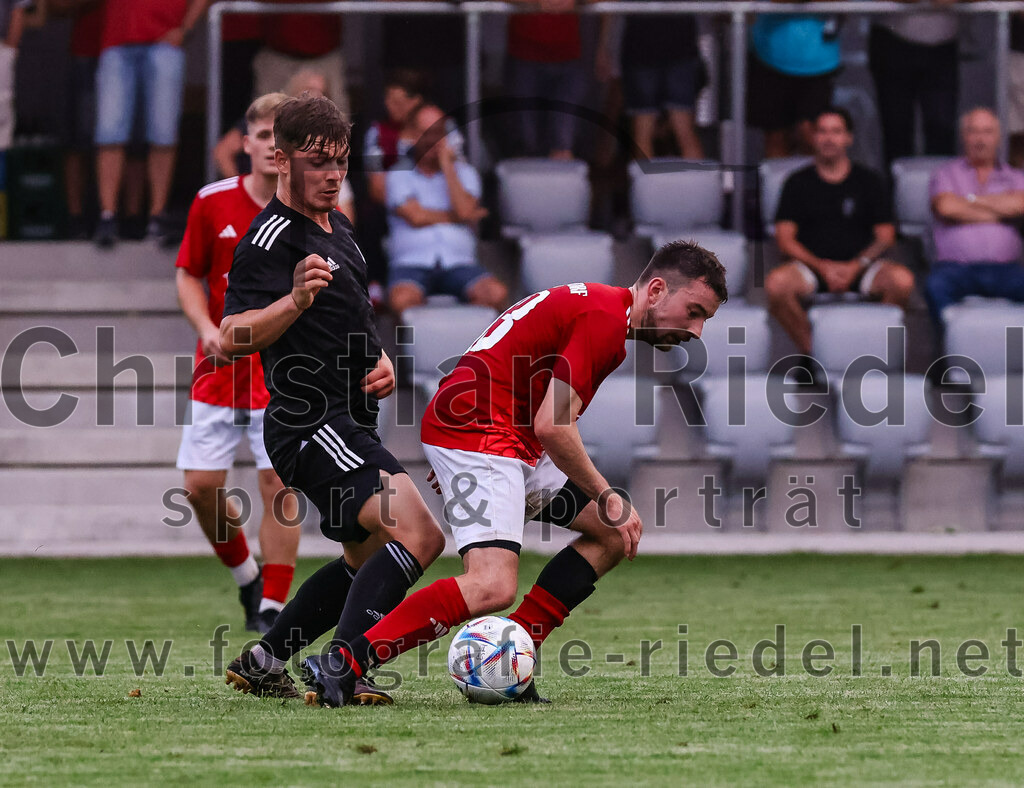 2023-08-25_108_FC_Finsing_gegen_FC_Lengdorf | Finsing, Deutschland, 25.08.2023:
Fußball, Kreisliga 2023 / 2024, 6. Spieltag, FC Finsing gegen FC Lengdorf, Endergebnis: 5:0

Leonhard Hölzl (FC Finsing, #5), Tobias Lechner (FC Lengdorf, #13)

Foto: Christian Riedel / fotografie-riedel.net