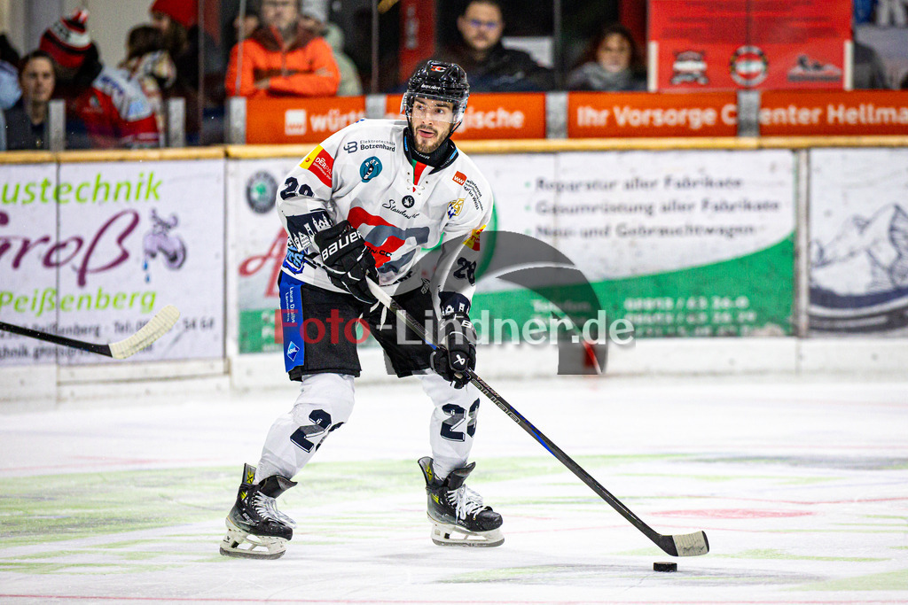 Peißenberg MINERS gegen HC Landsberg RIVER KINGS | Eishockey Bayernliga 2025/26 Vorrunde 4. Spieltag, Peißenberg MINERS gegen HC Landsberg RIVER KINGS, 20251024,Denis DEGENSTEIN (MINERS 28) in Aktion, Freisteller,2025-10-24 in Peißenberg (flatbuy Arena Peißenberg), Mika REUTER (RIVERKINGS 28)Copyright: WolfgangxLindner www.foto-lindner.de