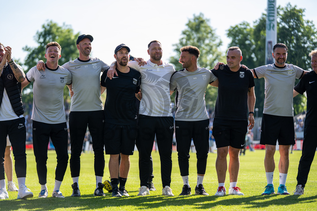 Stuttgarter Kickers vs. SG Sonnenhof Großaspach, Fussball, WFV-Pokal, Finale, 23.05.2026 | Team jubelt nach Abpfiff mit Fans, Zuschauern und Verantwortlichen,Stuttgarter Kickers vs. SG Sonnenhof Großaspach, Fussball, WFV-Pokal, Finale, 23.05.2026