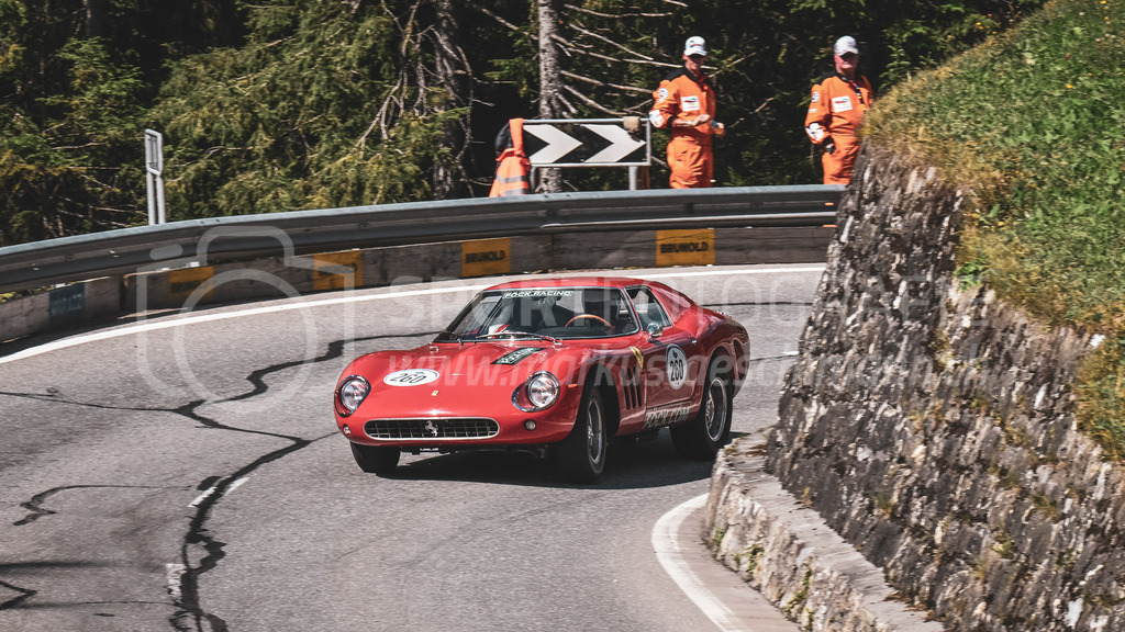 19. Arosa ClassicCar 2023 - 2. September 2023 | 19. Arosa ClassicCar 2023
Arosa, Schweiz
Becvarik Roman aus Winterthur mit der Startnummer 260 in einem Ferrari 250 GT/DROGO, Jahrgang 1960, in der Klasse Classic Trophy.
@arosaclassiccar, @arosa.official, #arosaclassiccar, #arosa, #76curves, #classiccar
Bild: Sportfotografie Markus Aeschimann | www.markus-aeschimann.ch - Realisiert mit Pictrs.com