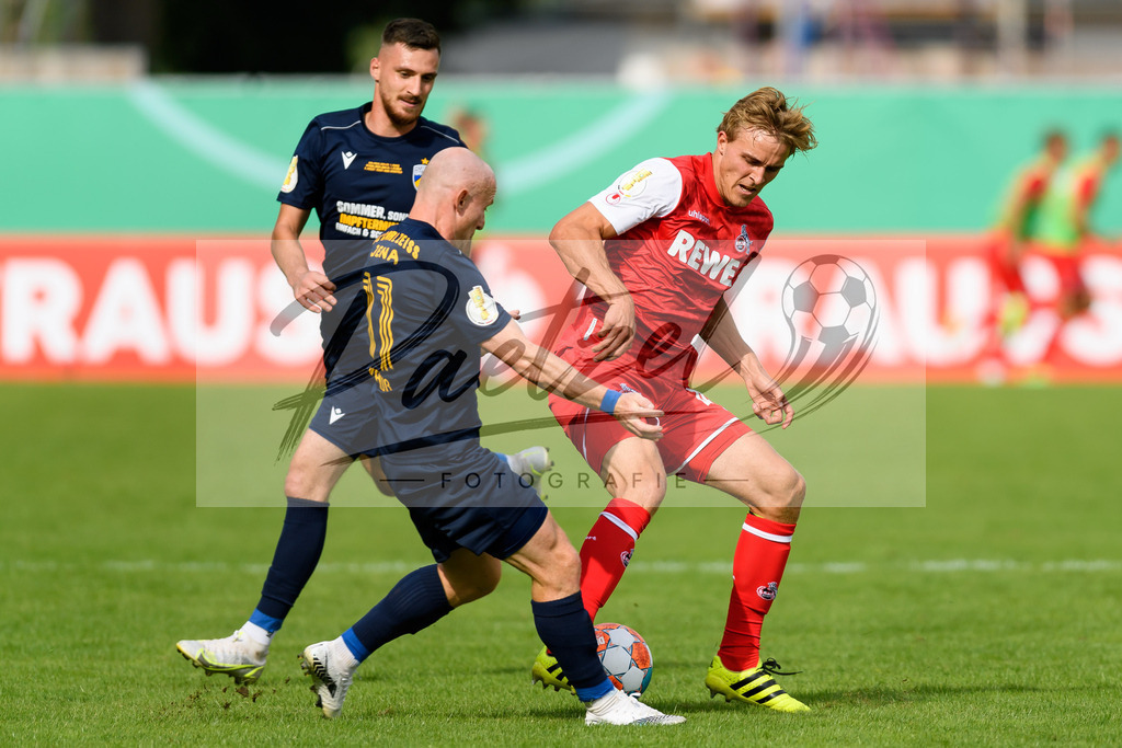 JENKOE20210808_046 | Fussball, Herren: Maximilian Krauss (FC Carl Zeiss Jena) und Timo Huebers (1. FC Koeln) im Zweikampf beim Spiel der 1. Runde im DFB-Pokal zwischen FC Carl Zeiss Jena und 1. FC Koeln im Ernst-Abbe-Sportfeld am 08.08.2021 in Jena, Deutschland.DFB / DFL REGULATIONS PROHIBIT ANY USE OF PHOTOGRAPHS AS IMAGE SEQUENCES AND/OR QUASI-VIDEO. - Realisiert mit Pictrs.com