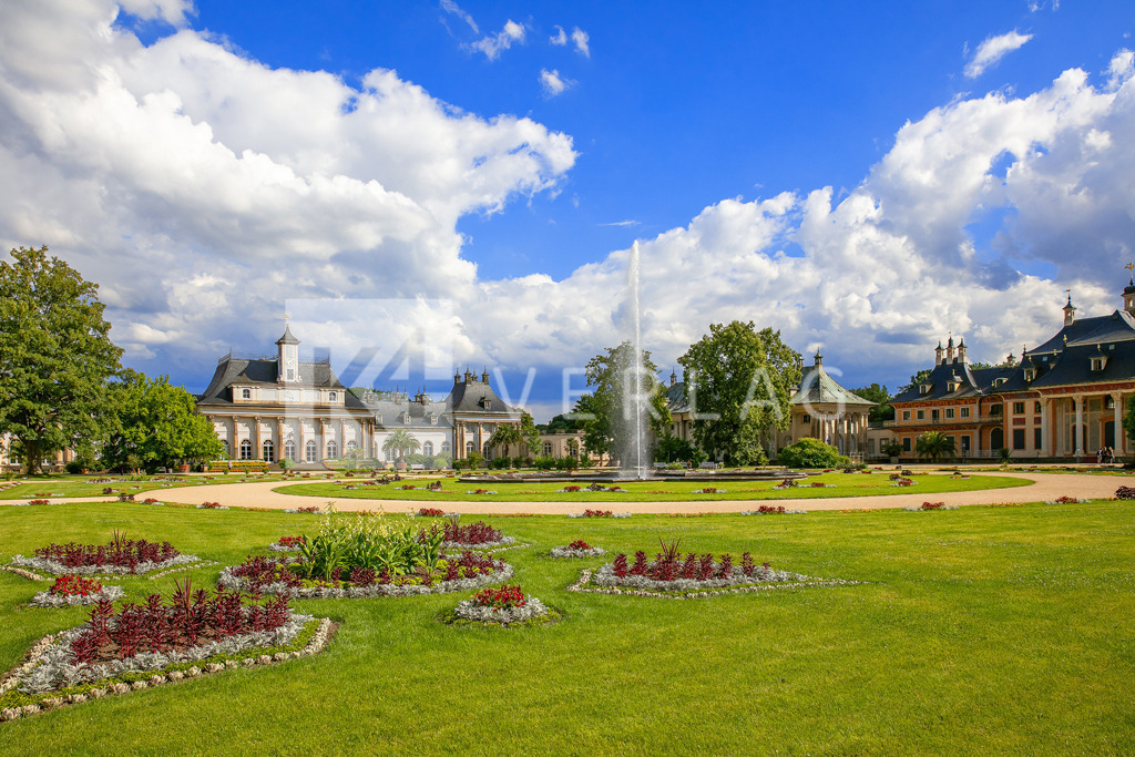 Schloss-Pillnitz-FOCO5272 | Das barocke Neue Palais des Schloss Pillnitz mit dem  prunkvollen Lustgarten. - Realisiert mit Pictrs.com