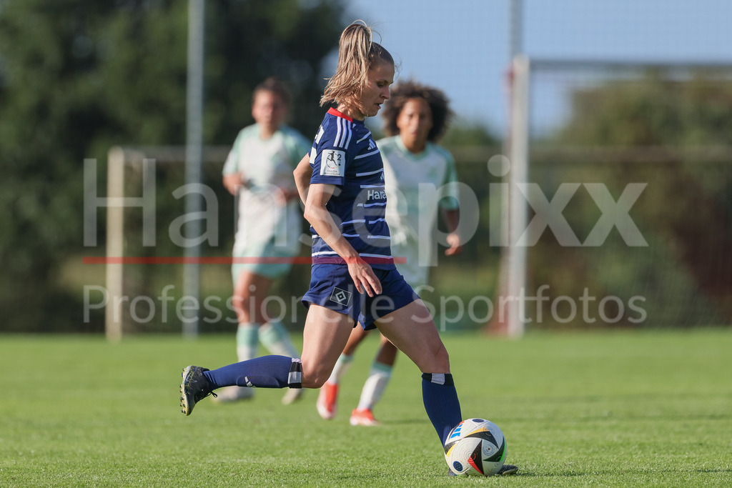 Fussball, Testspiel Frauen, Hamburger SV - SV Werder Bremen | v.li.: Jana Braun (Hamburger SV, 15) am Ball, Einzelbild, Ganzkörper, Aktion, Action, Spielszene