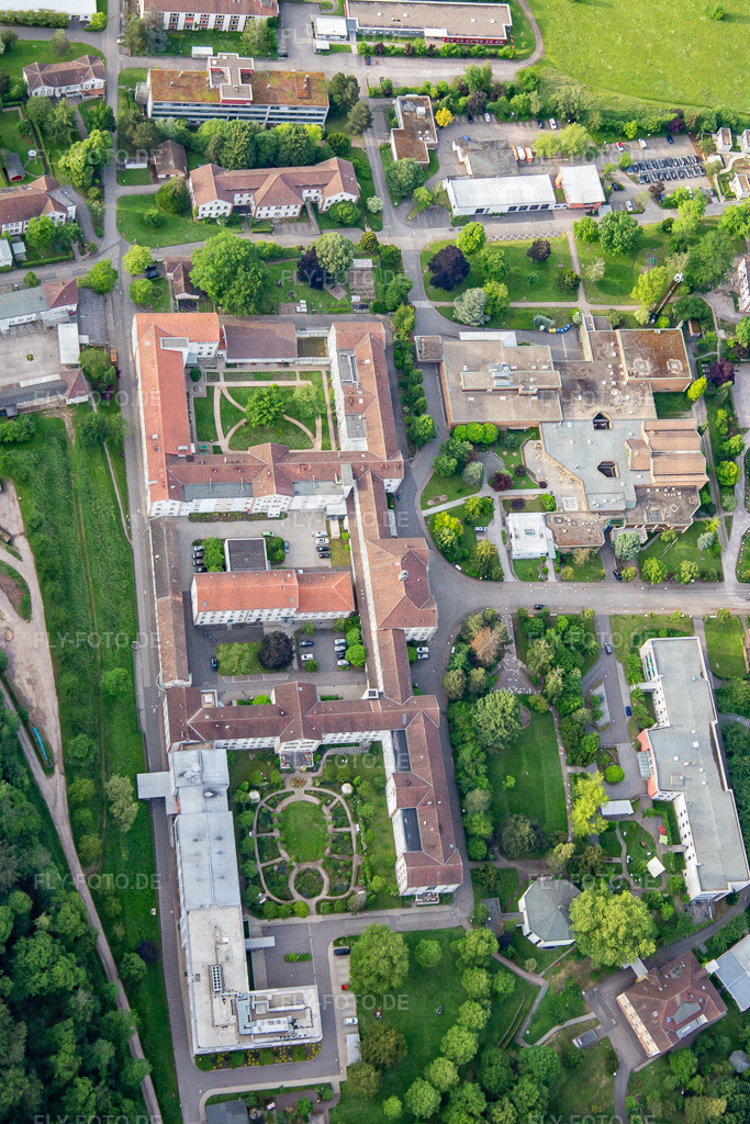 Pfalzklinik Landeck | Luftbild: Pfalzklinik Landeck in Klingenmünster im Bundesland Rheinland-Pfalz in Deutschland. Foto: IMG_140764.jpg vom 20.05.2024 durch ©2025 Werner Riehm fly-foto.de/copyright - Realisiert mit Pictrs.com